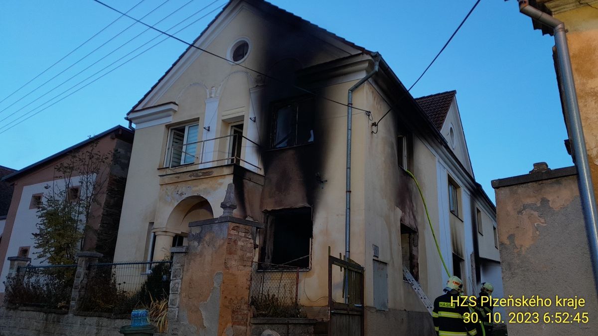 Při požáru domu na Tachovsku uhořel muž